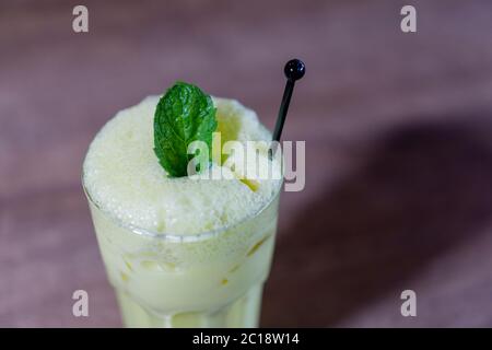 Bevanda fredda ghiacciata alla vaniglia con menta come contorno. Foto Stock