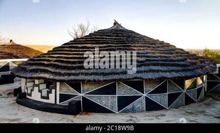 Tradizionale capanna Ndebele, Botshabelo, Mpumalanga, Sudafrica Foto Stock