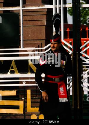 La guardia pakistana in marcia in uniforme nazionale alla cerimonia di abbassamento delle bandiere al confine tra Pakistan e India Foto Stock