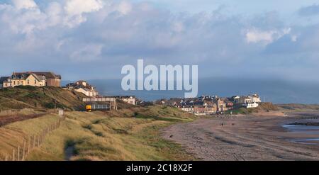 Direct Rail Services locomotiva di classe 37 sulla panoramica linea ferroviaria della costa Cumbriana che passa da Seascale con un treno passeggeri della Northern Rail Foto Stock