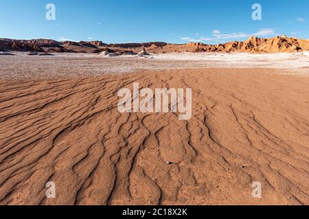 Un paesaggio asciutto di fiume nella Valle della Luna arida del deserto più arido della terra, deserto di Atacama, Cile. Foto Stock