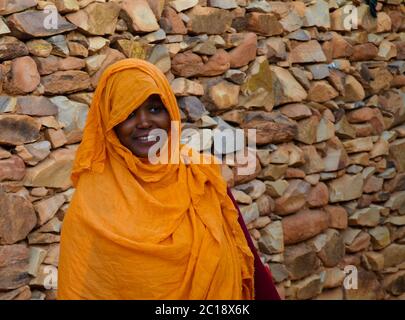 Ritratto di donna mauritana in abito nazionale Melhfa , Chinguetti, Mauritania Foto Stock