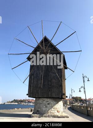 Nesebar, Bulgaria - 06 ottobre 2017: Antico mulino a vento nella città antica di Nesebar in Bulgaria. Foto Stock