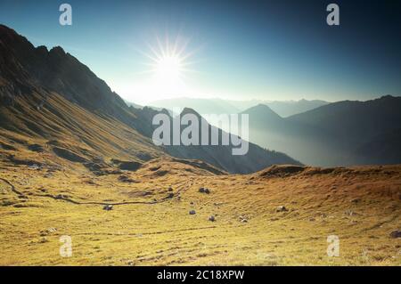 Bellissima alba sulle cime Foto Stock