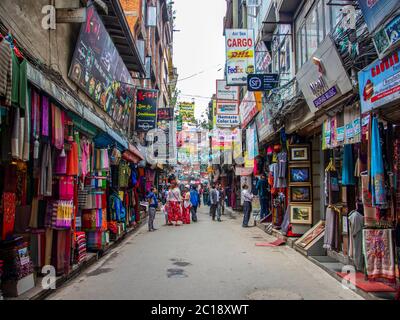 Strada trafficata in Kathmandu, Nepal Foto Stock