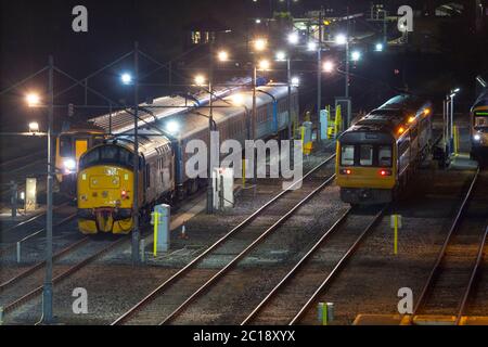 Treno per pacer classe 142 della ferrovia settentrionale 142089 e locomotiva DRS classe 37 37401, con stabing a Barrow in Furness Foto Stock