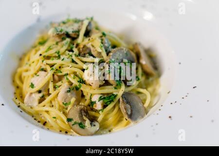 Spaghetti alla carbonara cremosi con carne di pollo e funghi. Foto Stock