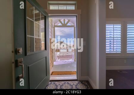 Vista attraverso la porta aperta dall'interno di una casa Foto Stock