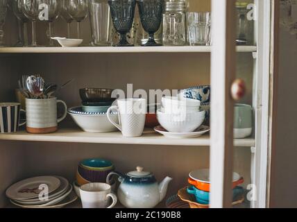 Diversi piatti in ceramica in vecchio legno vintage con porte trasparenti Foto Stock