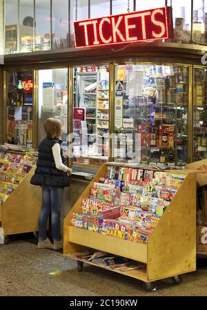 Chiosco per la stazione principale di Wuppertal, Bergisches Land, Renania settentrionale-Vestfalia, Germania, Europa Foto Stock