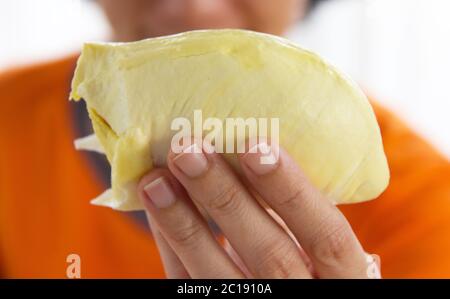 Primo piano Asian Women Hand Holding Durian, Durian è il re della frutta. È un frutto famoso in Asia. Foto Stock