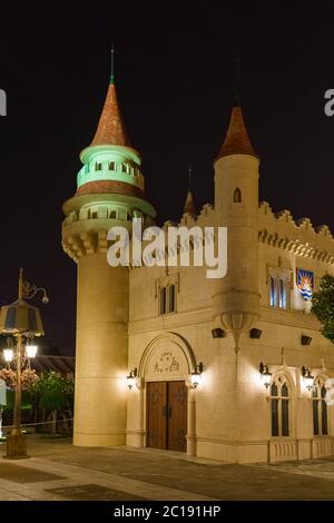 SINGAPORE - Aprile 30: Il 30 Aprile 2016 il Magic Castle nel parco Universal Studio all'Isola di Sentosa a Singapore Foto Stock