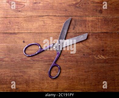 Vecchie forbici sul tavolo di legno Foto Stock