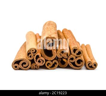 Bastoncini di cannella isolati su sfondo bianco Foto Stock