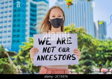 Donna ha un poster con un'iscrizione - non siamo i nostri antenati Foto Stock
