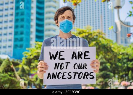 l'uomo ha un poster con un'iscrizione - non siamo i nostri antenati Foto Stock