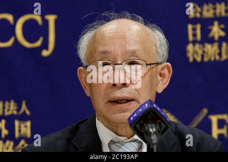 Il candidato della Tokyo Gubernatorial Kenji Utsunomiya parla durante una conferenza stampa al Foreign Corresidents' Club del Giappone il 15 giugno 2020, Tokyo, Giappone. Le elezioni gubernatoriali si terranno il 5 luglio. Credit: Rondrigo Reyes Marin/AFLO/Alamy Live News Foto Stock