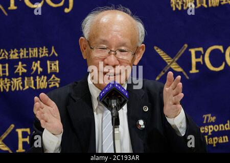 Il candidato della Tokyo Gubernatorial Kenji Utsunomiya parla durante una conferenza stampa al Foreign Corresidents' Club del Giappone il 15 giugno 2020, Tokyo, Giappone. Le elezioni gubernatoriali si terranno il 5 luglio. Credit: Rondrigo Reyes Marin/AFLO/Alamy Live News Foto Stock