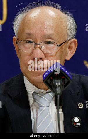 Il candidato alla Tokyo Gubernatorial Kenji Utsunomiya partecipa ad una conferenza stampa al Foreign Corresidents' Club del Giappone il 15 giugno 2020, Tokyo, Giappone. Le elezioni gubernatoriali si terranno il 5 luglio. Credit: Rondrigo Reyes Marin/AFLO/Alamy Live News Foto Stock