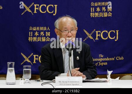 Il candidato della Tokyo Gubernatorial Kenji Utsunomiya parla durante una conferenza stampa al Foreign Corresidents' Club del Giappone il 15 giugno 2020, Tokyo, Giappone. Le elezioni gubernatoriali si terranno il 5 luglio. Credit: Rondrigo Reyes Marin/AFLO/Alamy Live News Foto Stock