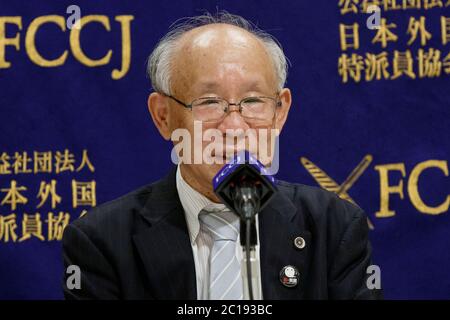 Il candidato della Tokyo Gubernatorial Kenji Utsunomiya parla durante una conferenza stampa al Foreign Corresidents' Club del Giappone il 15 giugno 2020, Tokyo, Giappone. Le elezioni gubernatoriali si terranno il 5 luglio. Credit: Rondrigo Reyes Marin/AFLO/Alamy Live News Foto Stock