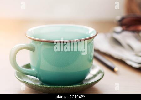 tazza di caffè caldo sulla scrivania. Foto Stock