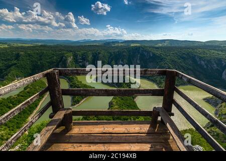 Si snoda a rocky river fiume Uvac in Serbia Foto Stock