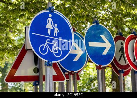 Vari cartelli stradali o stradali Foto Stock