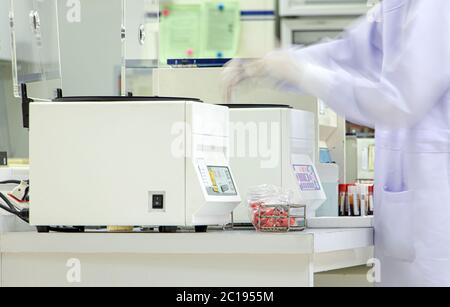 Personale medico che lavora nel laboratorio dell'ospedale. Il medico conduce ricerche in laboratorio sulla centrifuga. Foto Stock