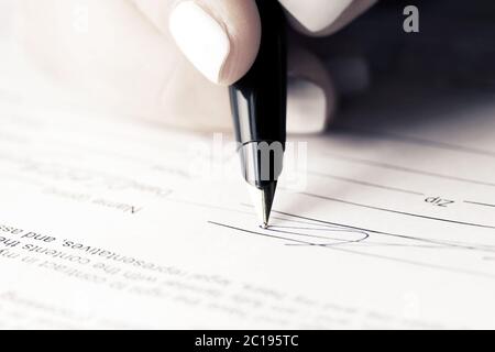 Business donna firma contratto Foto Stock