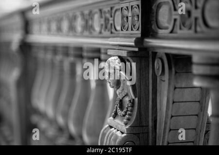 Angelo scolpito in pietra decorazioni bassorilievi Foto Stock