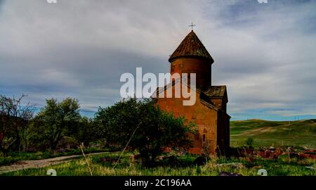 Vista esterna della piccola chiesa Karmirvank nel monastero di Marmashen nella provincia di Shirak, Armenia Foto Stock