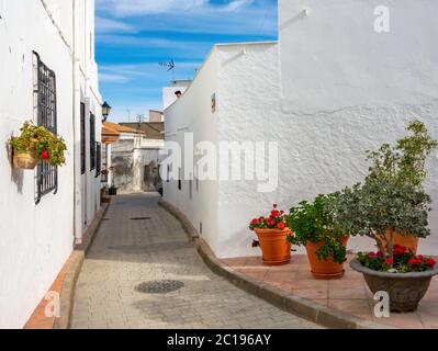 Strade di una città bianca chiamata Lucanena de las Torres in Spagna. Alcuni fiori e balconi. Foto Stock