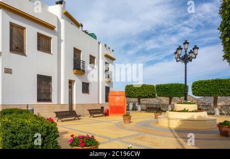 Strade di una città bianca chiamata Lucanena de las Torres in Spagna. Alcuni fiori e balconi. Foto Stock