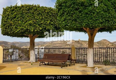 Strade di una città bianca chiamata Lucanena de las Torres in Spagna. Foto Stock