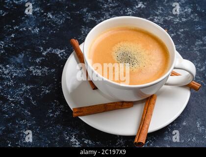 Caffè latte vintage con cannella Foto Stock