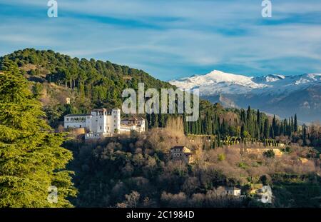Vista sulla Sierra Nevada da Granada, Spagna. Foto Stock