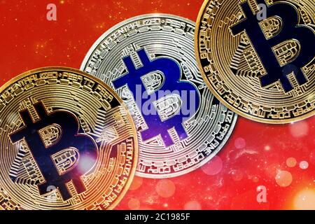 Versione fisica di Bitcoin (nuovo denaro virtuale) con effetto colorato Foto Stock