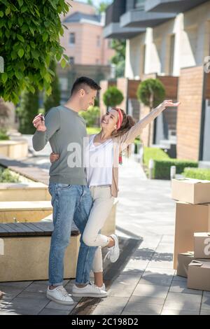 Felice giovane coppia sentirsi impressionante dopo aver ottenuto la chiave dalla loro nuova casa Foto Stock