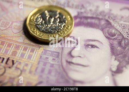 In questa illustrazione della foto la nota della Banca d'Inghilterra venti libbre (L20) con l'immagine della regina Elisabetta II e la moneta britannica di una libbra (L1) sono visualizzate. Foto Stock
