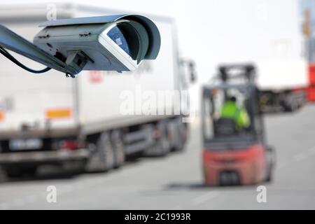 Telecamera TVCC o sistema di sorveglianza per la protezione del magazzino Foto Stock