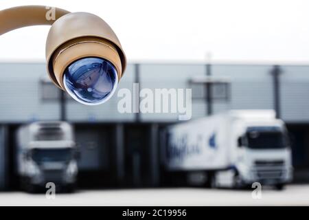 Telecamera TVCC o sistema di sorveglianza per la protezione del magazzino Foto Stock