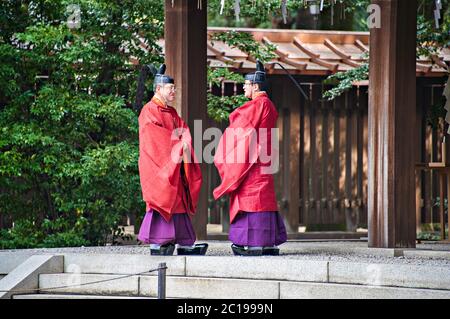 Kannushi, sacerdoti shintoisti a Meiji Jingu, Harajuku, Tokyo, Giappone Foto Stock