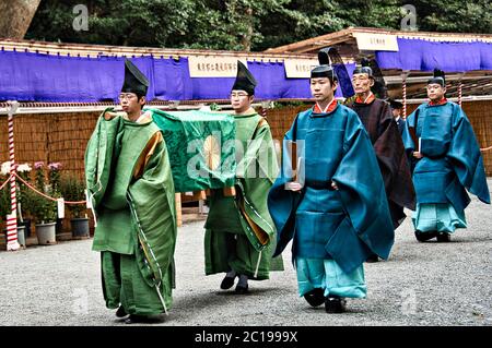 Kannushi, parata di sacerdoti shinto a Meiji Jingu, Harajuku, Tokyo, Giappone Foto Stock