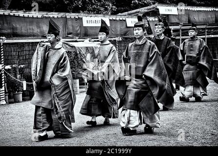 Kannushi, parata di sacerdoti shinto a Meiji Jingu, Harajuku, Tokyo, Giappone Foto Stock