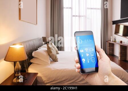 Smart phone con smart home con la moderna camera da letto Foto Stock