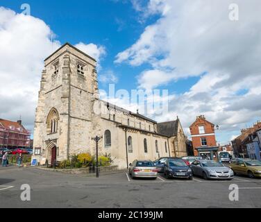 Vista esterna della chiesa parrocchiale di San Michele nella piazza del mercato di Malton, North Yorkshire Foto Stock