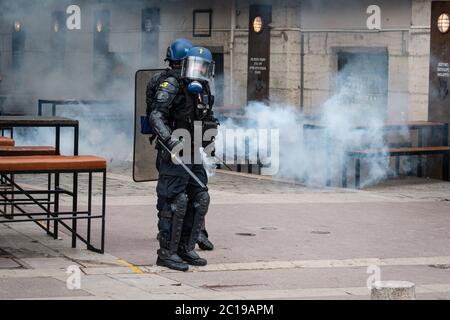 13 giugno 2020, Lione, Auvergne-Rhône-Alpes, Francia. Dimostrazione contro il razzismo e la violenza della polizia. Due poliziotti che indossano caschi, affiancati Foto Stock