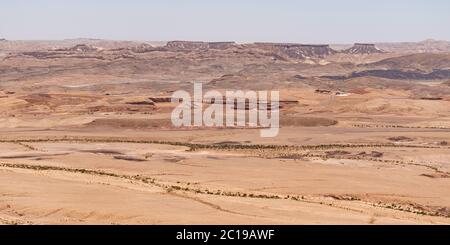 panorama aereo della vecchia sezione delle cave del fondo del cratere di makhtesh ramon in israele con letti a ruscello asciutto in primo piano Foto Stock