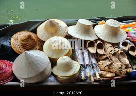 Barca con cappelli sul mercato galleggiante di Bangkok Foto Stock